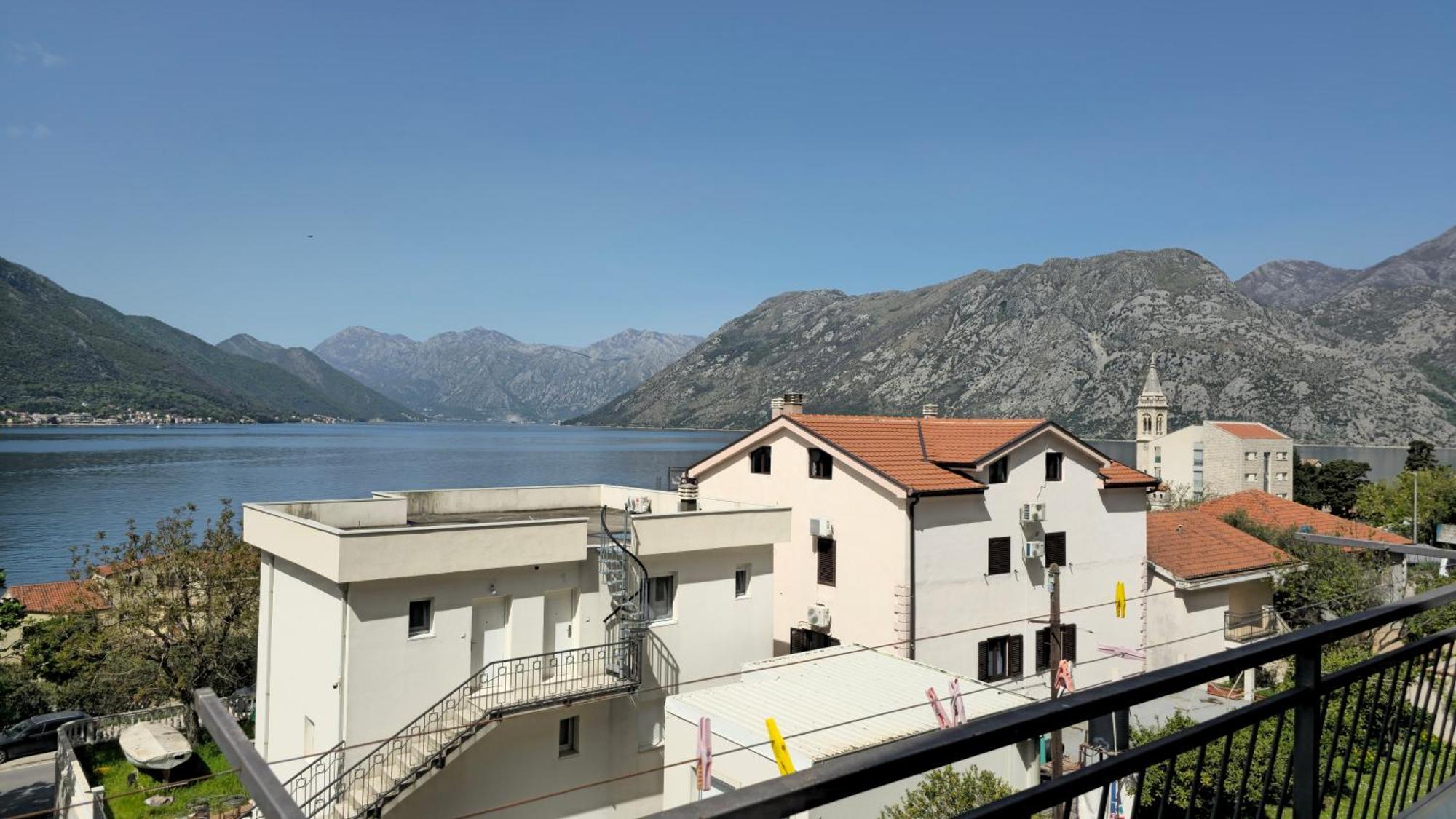 Modern Seaside Escape - Stunning Sea View - Private & Stylish Apartman Kotor Kültér fotó